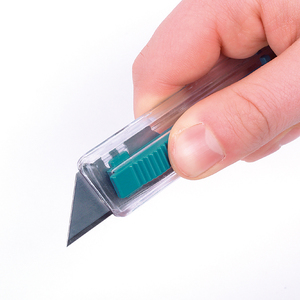 Cutter in plastica a lame trapezoidali con funzione di sicurezza