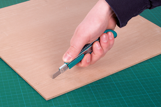 Нож с чупещо се острие 2К от пластмасов материал 9 mm