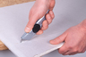Višenamjenski nož s fiksiranjem oštrice sa srpolikim oštricama